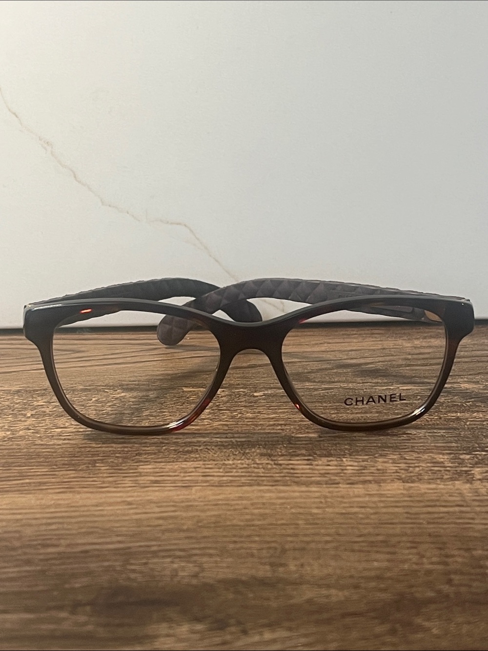 Authentic CHANEL frame in tortoiseshell and quilted leather temples. 3290-Q